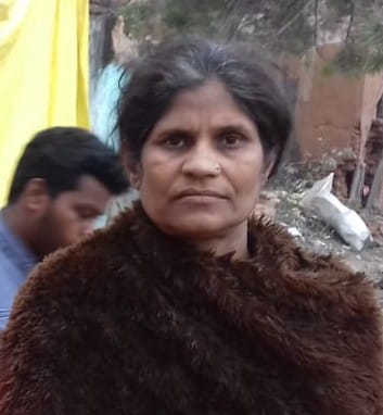 गोला में शिव मंदिर मार्ग में गोकर्ण तीर्थ के सामने ढकी पड़ी दुकानें। संवाद गोला में शिव मंदिर मार्ग में गोकर्ण तीर्थ के सामने ढकी पड़ी दुकानें। संवाद