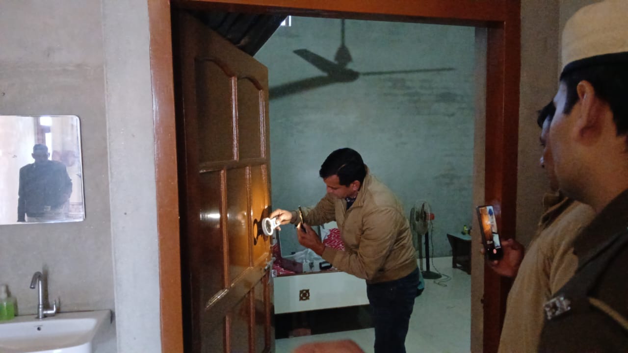 जगमालवाली स्थित गुरमीत सिंह के घर के आंगन में फैला खून। संवाद जगमालवाली स्थित गुरमीत सिंह के घर के आंगन में फैला खून। संवाद