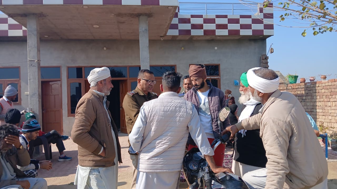 जगमालवाली स्थित गुरमीत सिंह के घर के आंगन में फैला खून। संवाद जगमालवाली स्थित गुरमीत सिंह के घर के आंगन में फैला खून। संवाद