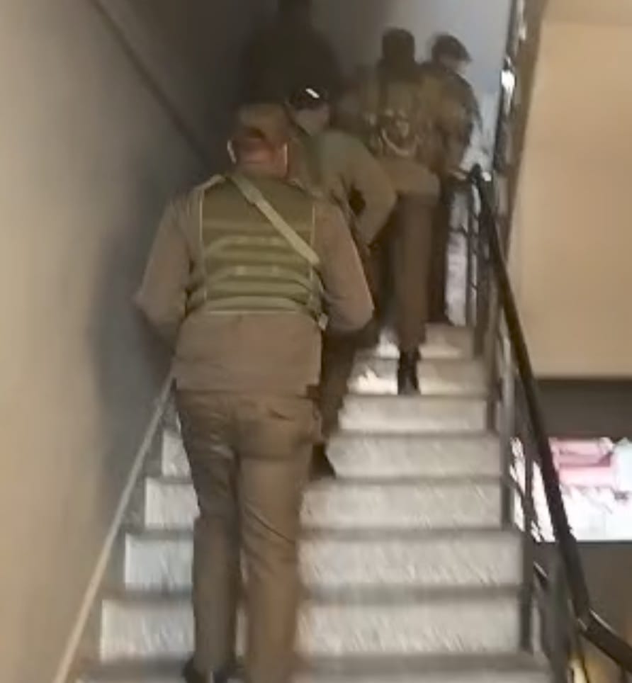 पुलिस द्वारा इस स्पा सेंटर पर मारा गया छापा: स्रोत पुलिस पुलिस द्वारा इस स्पा सेंटर पर मारा गया छापा: स्रोत पुलिस