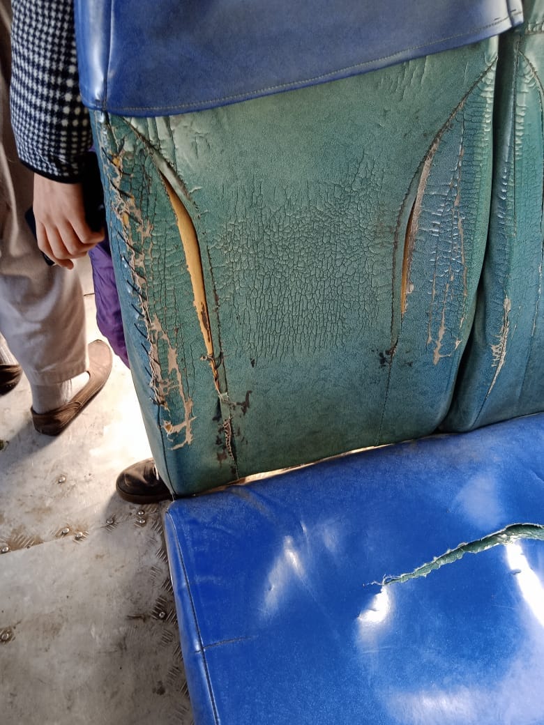 परिवहन निगम के नाहन डिपो की बसों की बदहाल सींटे। संवाद परिवहन निगम के नाहन डिपो की बसों की बदहाल सींटे। संवाद
