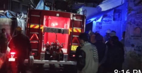 शेरकोट में घर में लगी आग को काबू करते दम कल विभाग के कर्मचारी स्रोत संवाद शेरकोट में घर में लगी आग को काबू करते दम कल विभाग के कर्मचारी स्रोत संवाद