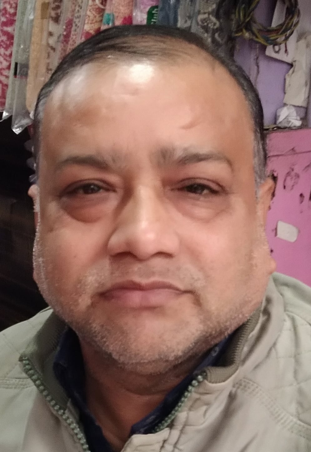 तिलहर के मुख्य चौराहा विरियागंज पर लगे जाम में फंसे स्कूली बच्चे और लोग। संवाद