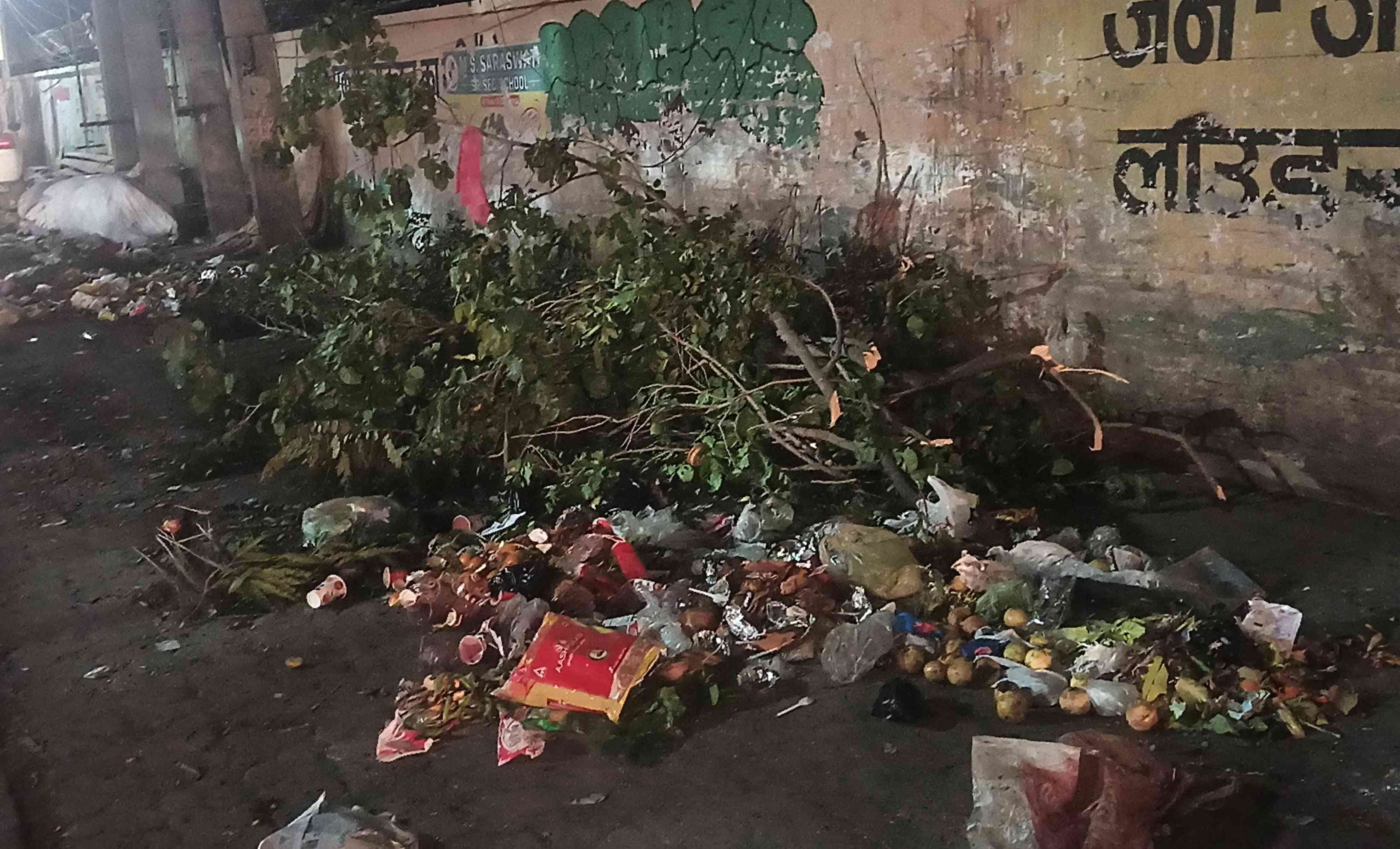 08सीटीके12-देर शाम जिला विकास भवन के पीछे कचरे का ढेर। अमर उजाला 08सीटीके12-देर शाम जिला विकास भवन के पीछे कचरे का ढेर। अमर उजाला