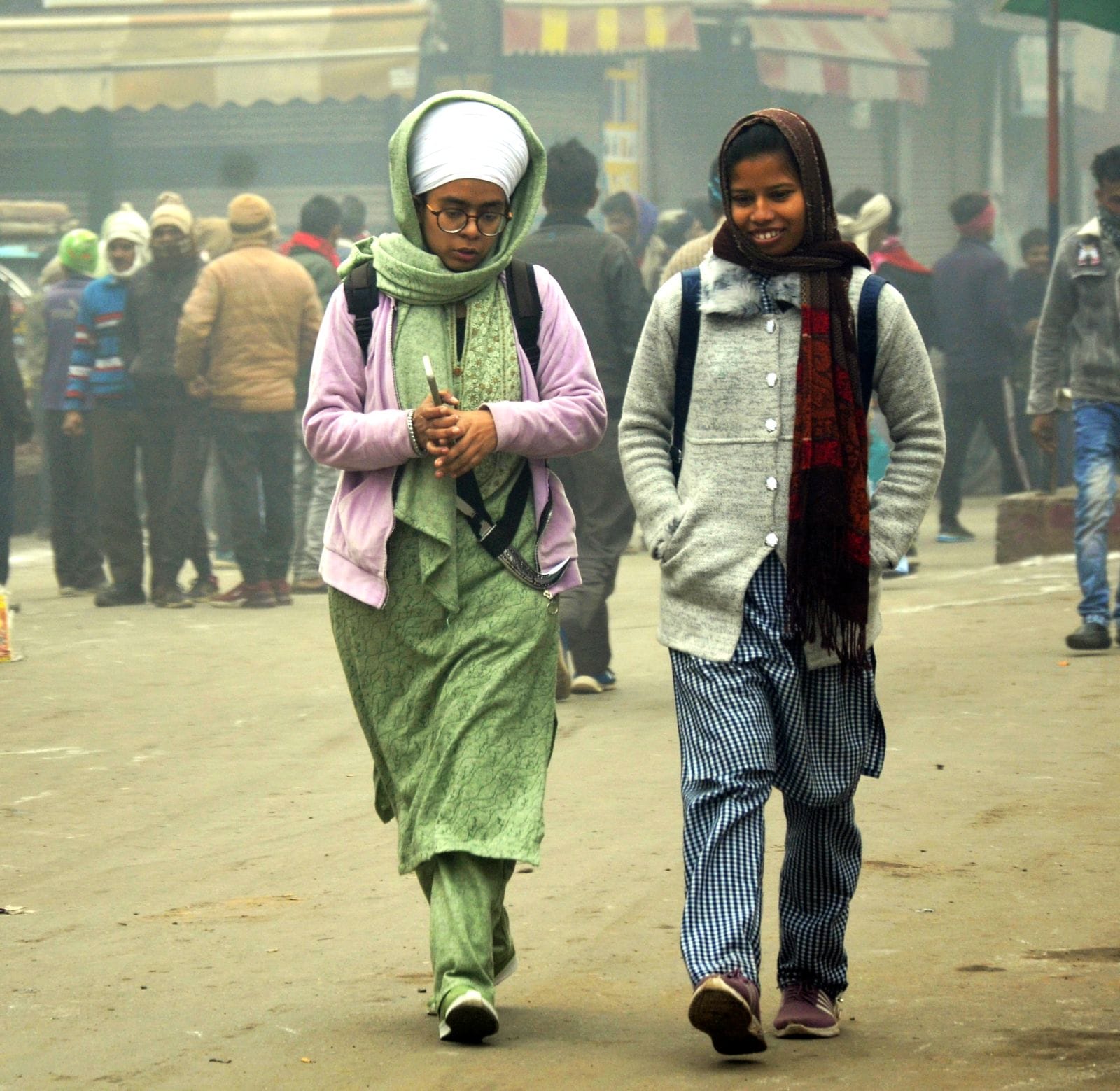 बृहस्पतिवार को कोहरे में नावदा चौराहे से गुजरते वाहन। संवाद बृहस्पतिवार को कोहरे में नावदा चौराहे से गुजरते वाहन। संवाद