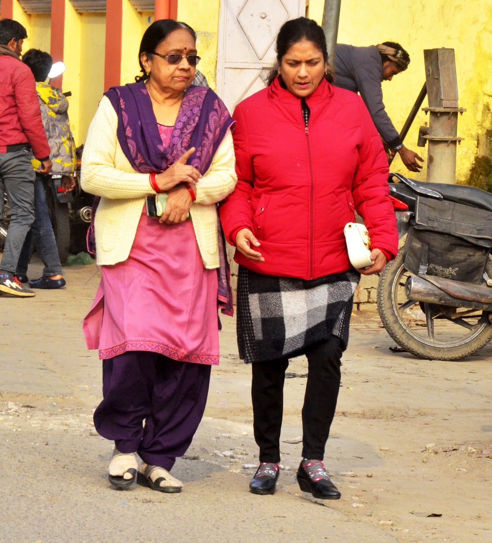 बृहस्पतिवार को कोहरे में नावदा चौराहे से गुजरते वाहन। संवाद बृहस्पतिवार को कोहरे में नावदा चौराहे से गुजरते वाहन। संवाद