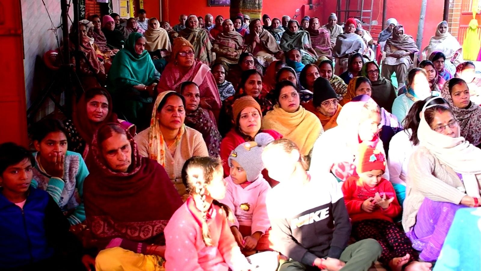फोटो 25- सोनीपत के नरेंद्र नगर स्थित शिव मंदिर में श्रीराम कथा के दौरान प्रवचन करते कथाव्यास मह
