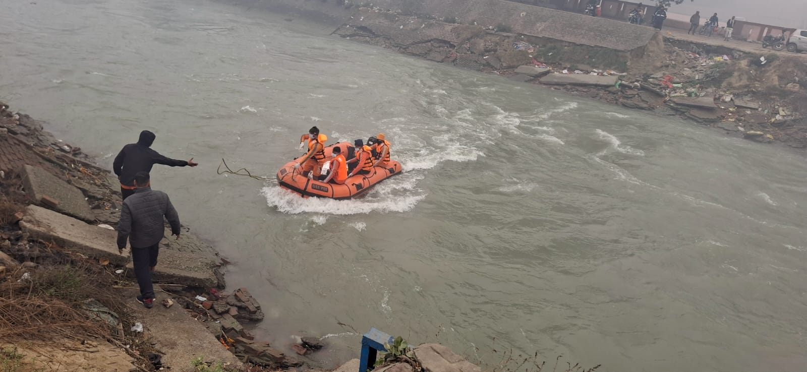 गंग नहर पर युवकों के डूबने की सूचना के बाद मौजूद भीड़। संवाद