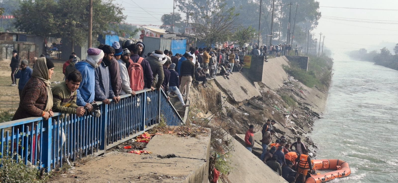 गंग नहर पर युवकों के डूबने की सूचना के बाद मौजूद भीड़। संवाद