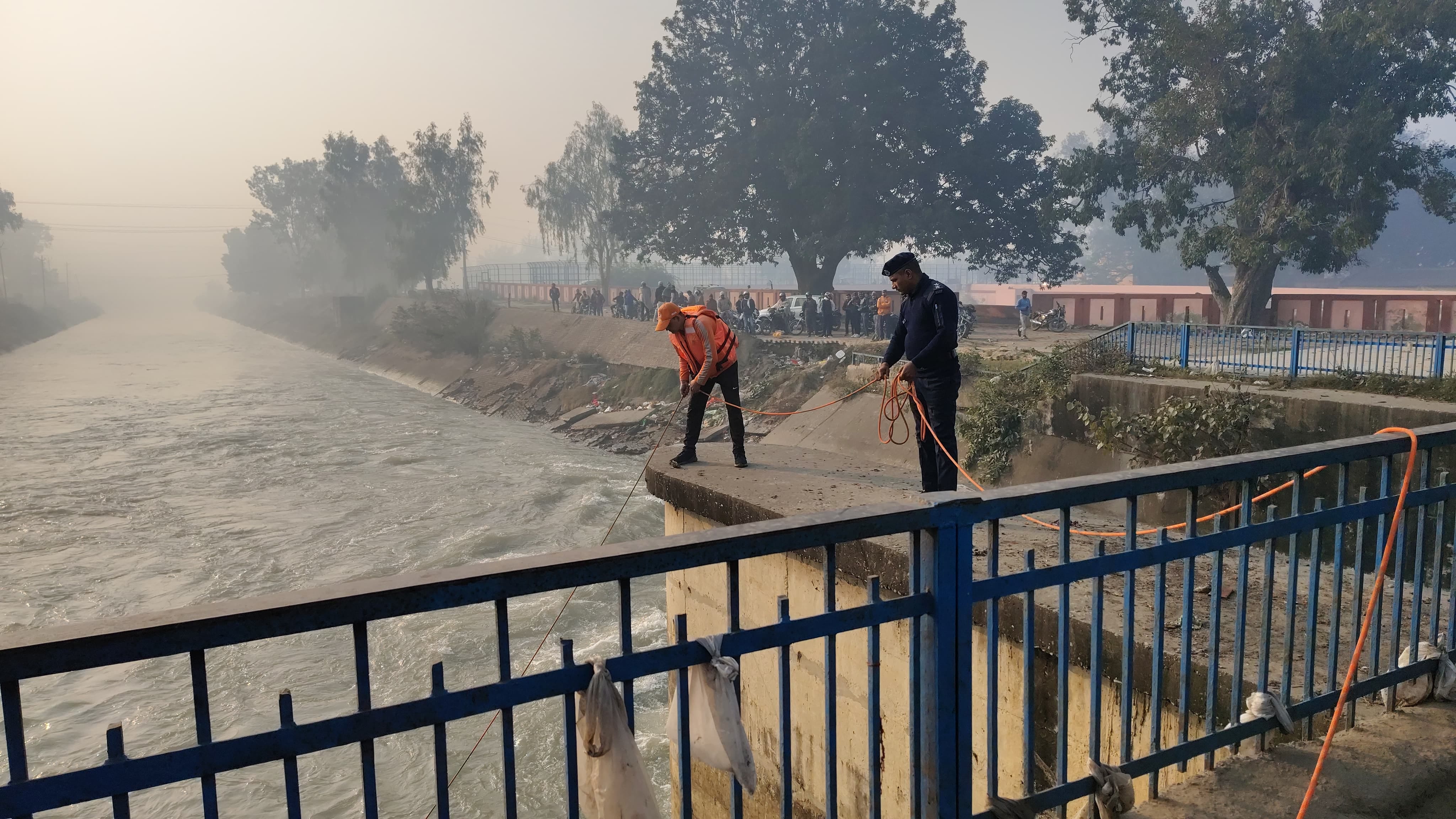 गंग नहर पर युवकों के डूबने की सूचना के बाद मौजूद भीड़। संवाद