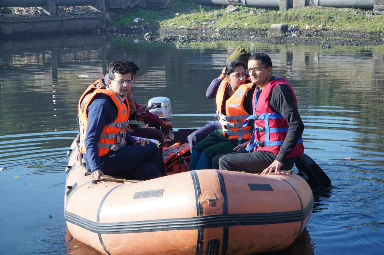 घने कोहरे में नाव पर सवार होकर 29 किमी लंबे मां शिप्रा के घाटों का हाल जानने निकले कलेक्टर व जि