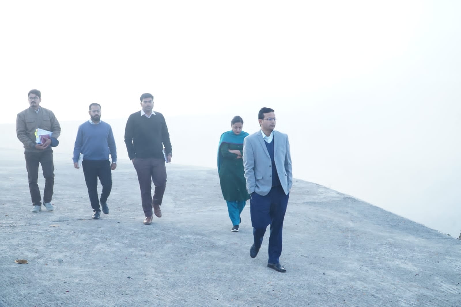 घने कोहरे में नाव पर सवार होकर 29 किमी लंबे मां शिप्रा के घाटों का हाल जानने निकले कलेक्टर व जि