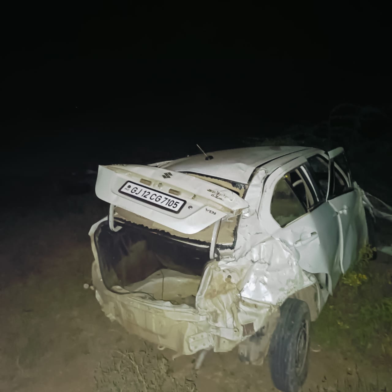 जालोर भीनमाल अनियंत्रित होकर पलटी स्विफ्ट कार, हादसे में दो की मौके पर मौत दो जने गम्भीर घायल।