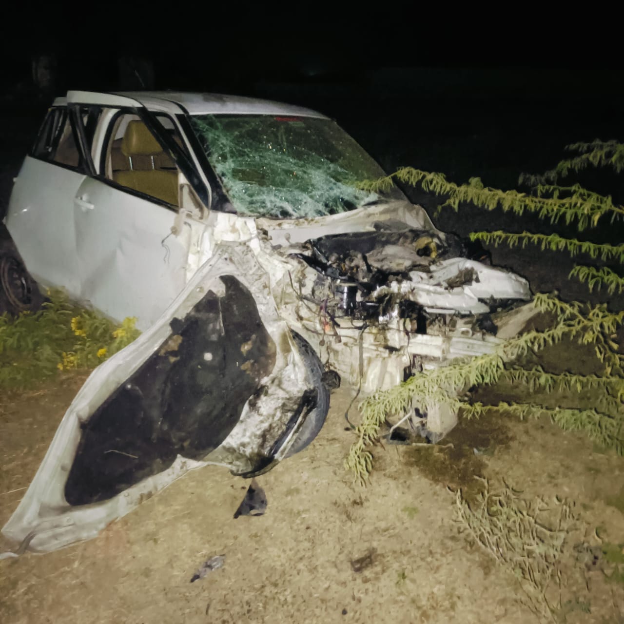 जालोर भीनमाल अनियंत्रित होकर पलटी स्विफ्ट कार, हादसे में दो की मौके पर मौत दो जने गम्भीर घायल।