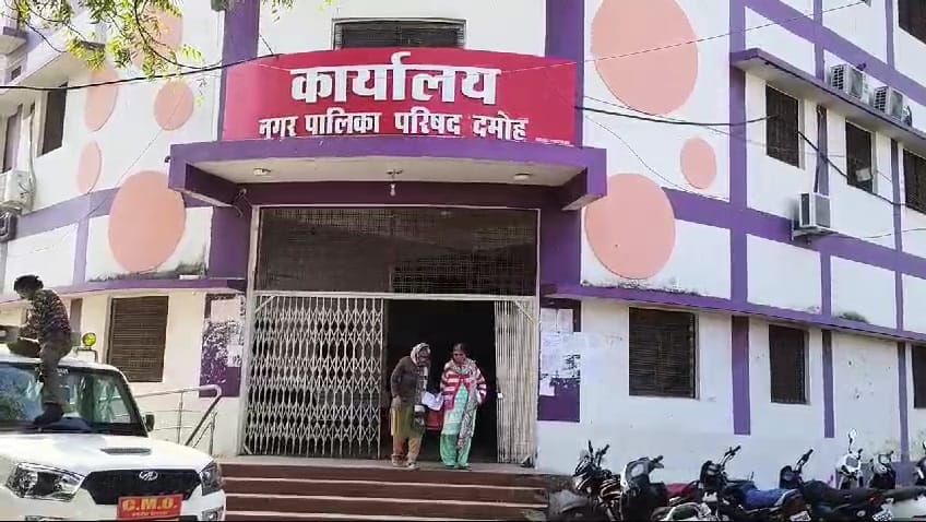 जानकारी देते नपा सीएमओ