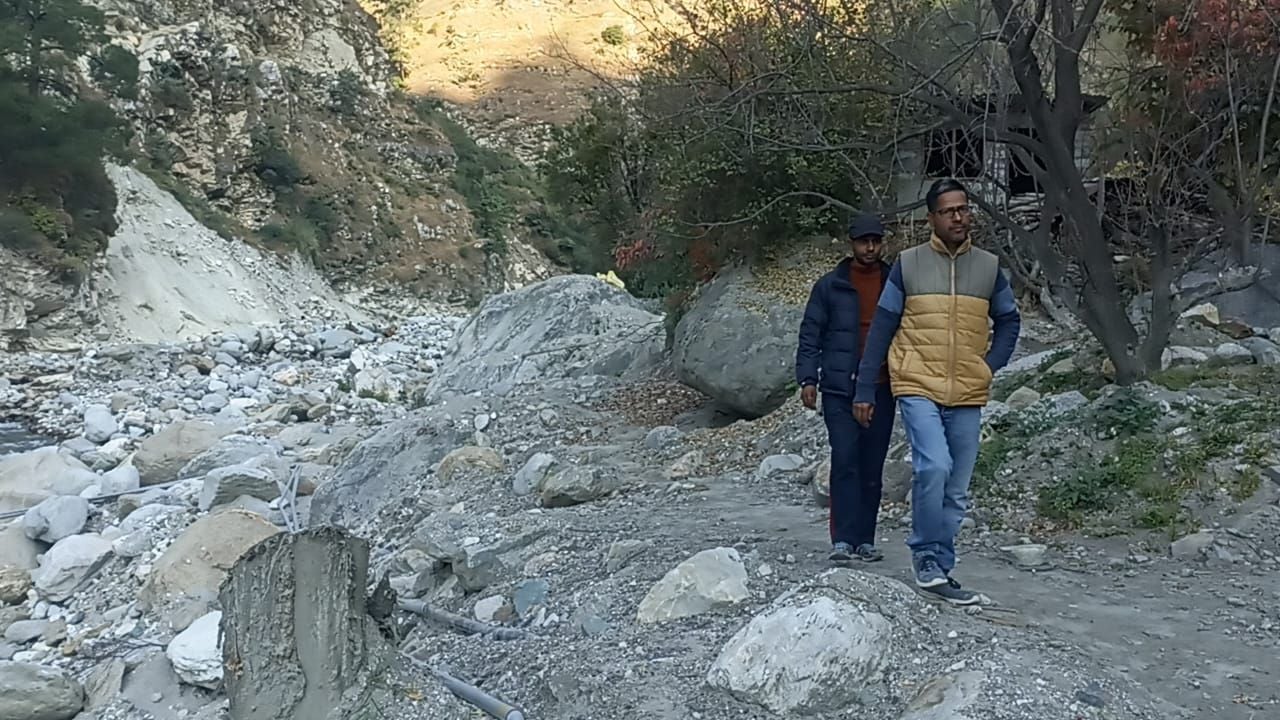कुर्पण खड्ड सिंचाई योजना  से ध्वस्त कूहल। संवाद