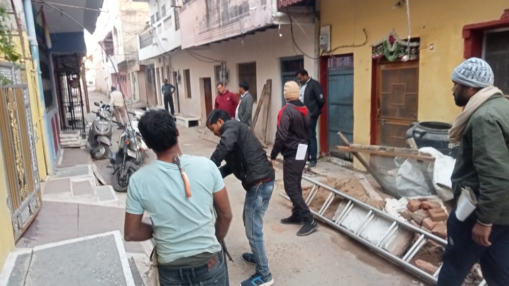 कार्रवाई करती टीम कार्रवाई करती टीम