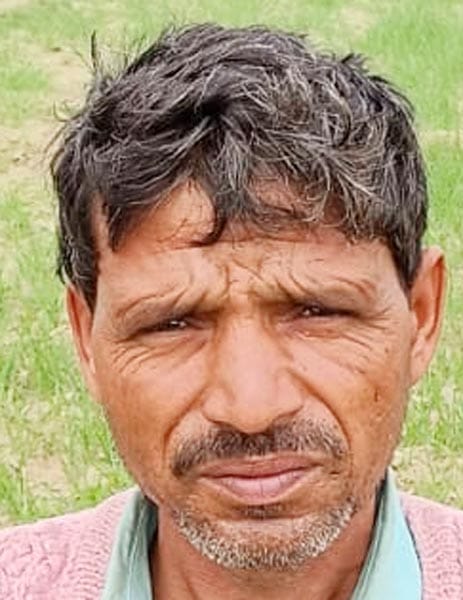 मुजरिया के गांव जिजाहट की गोशाला पर प्रदर्शन करते ग्रामीण। संवाद