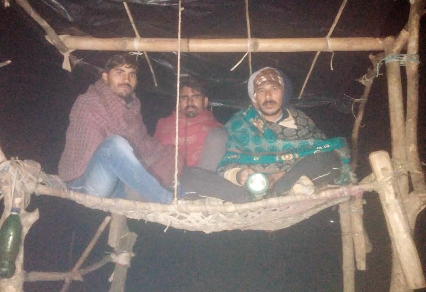 मुजरिया के गांव जिजाहट की गोशाला पर प्रदर्शन करते ग्रामीण। संवाद