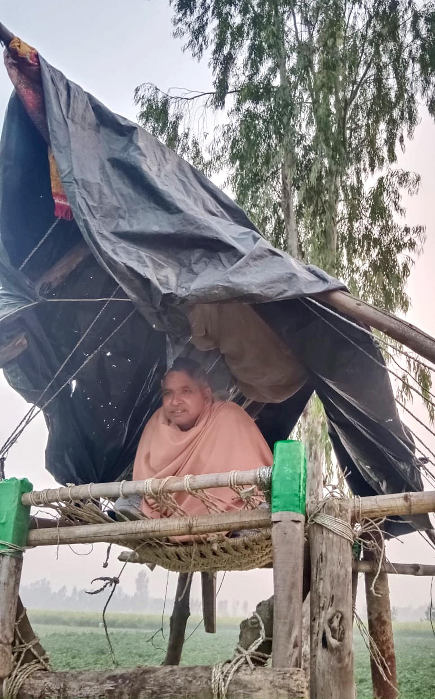 मुजरिया के गांव जिजाहट की गोशाला पर प्रदर्शन करते ग्रामीण। संवाद