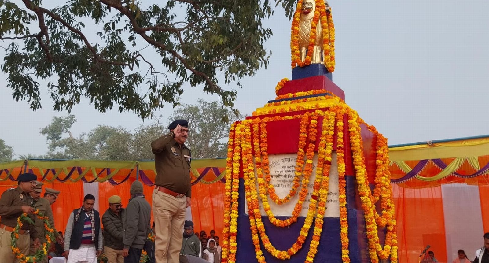 शहीद स्मारक पर श्रद्धासुमन अर्पित करतीं शहीद रामदास की बेटी नीलम। संवाद