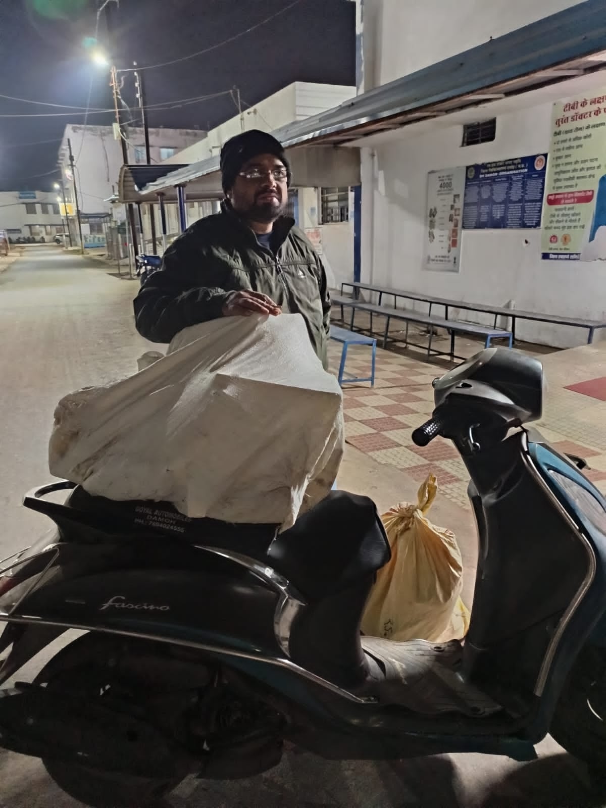 चोरी की सामग्री जब्त करते टीआई