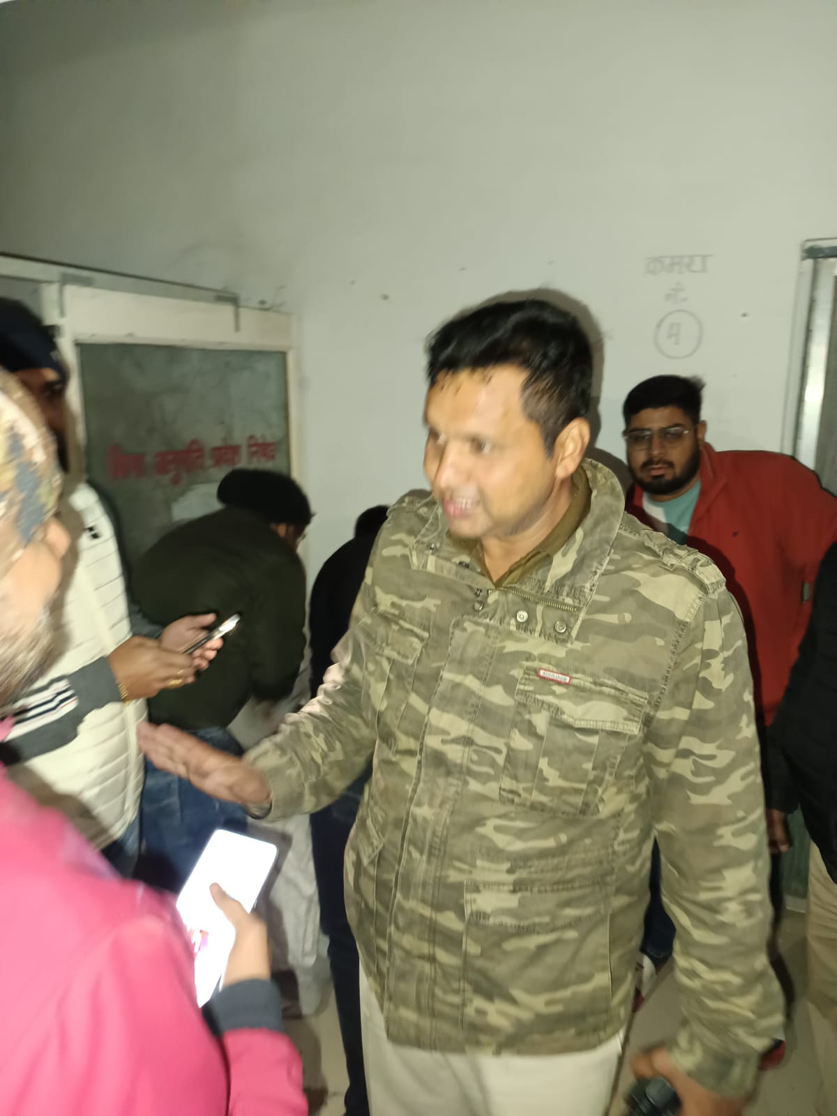 चोरी की सामग्री जब्त करते टीआई