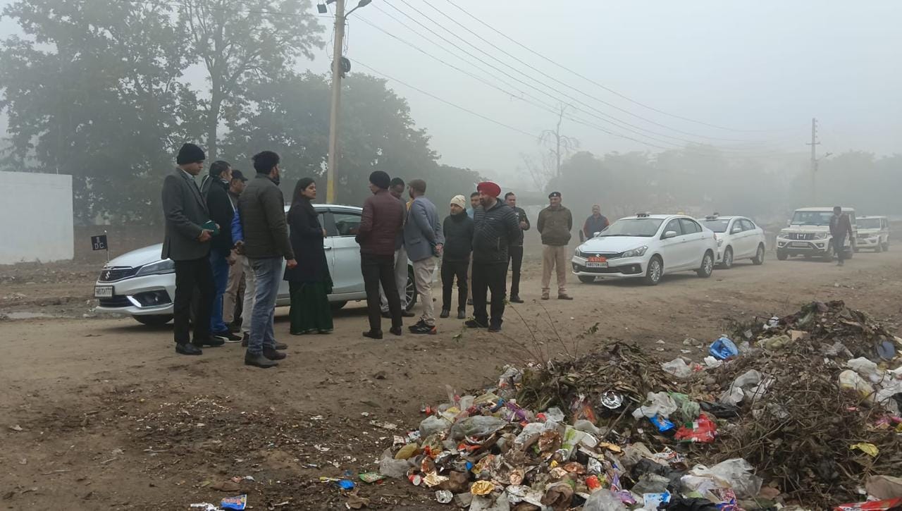 कुरुक्षेत्र। सेक्टर 17 में सफाई व्यवस्था का दौरा करती उपायुक्त नेहा सिंह। संवाद कुरुक्षेत्र। सेक्टर 17 में सफाई व्यवस्था का दौरा करती उपायुक्त नेहा सिंह। संवाद