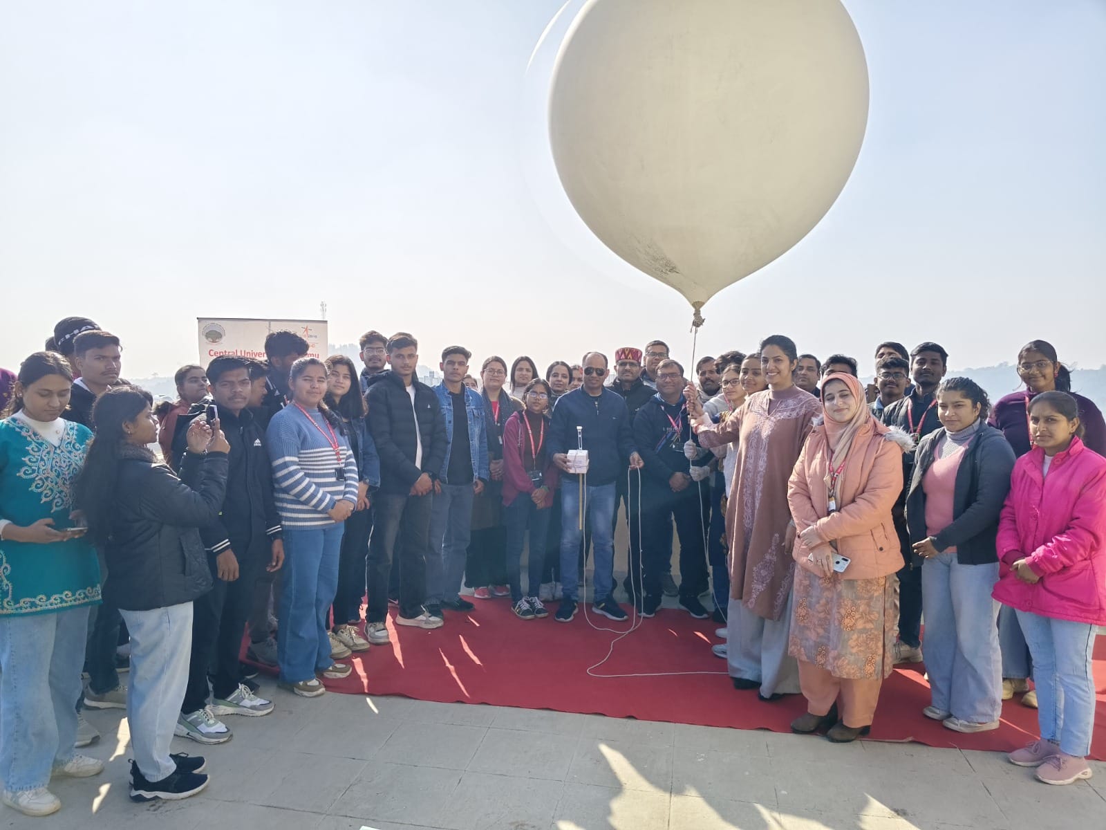 रेडियो-सोंडे गुब्बारे को छोड़ते केंद्रीय विवि की टीम। रेडियो-सोंडे गुब्बारे को छोड़ते केंद्रीय विवि की टीम।