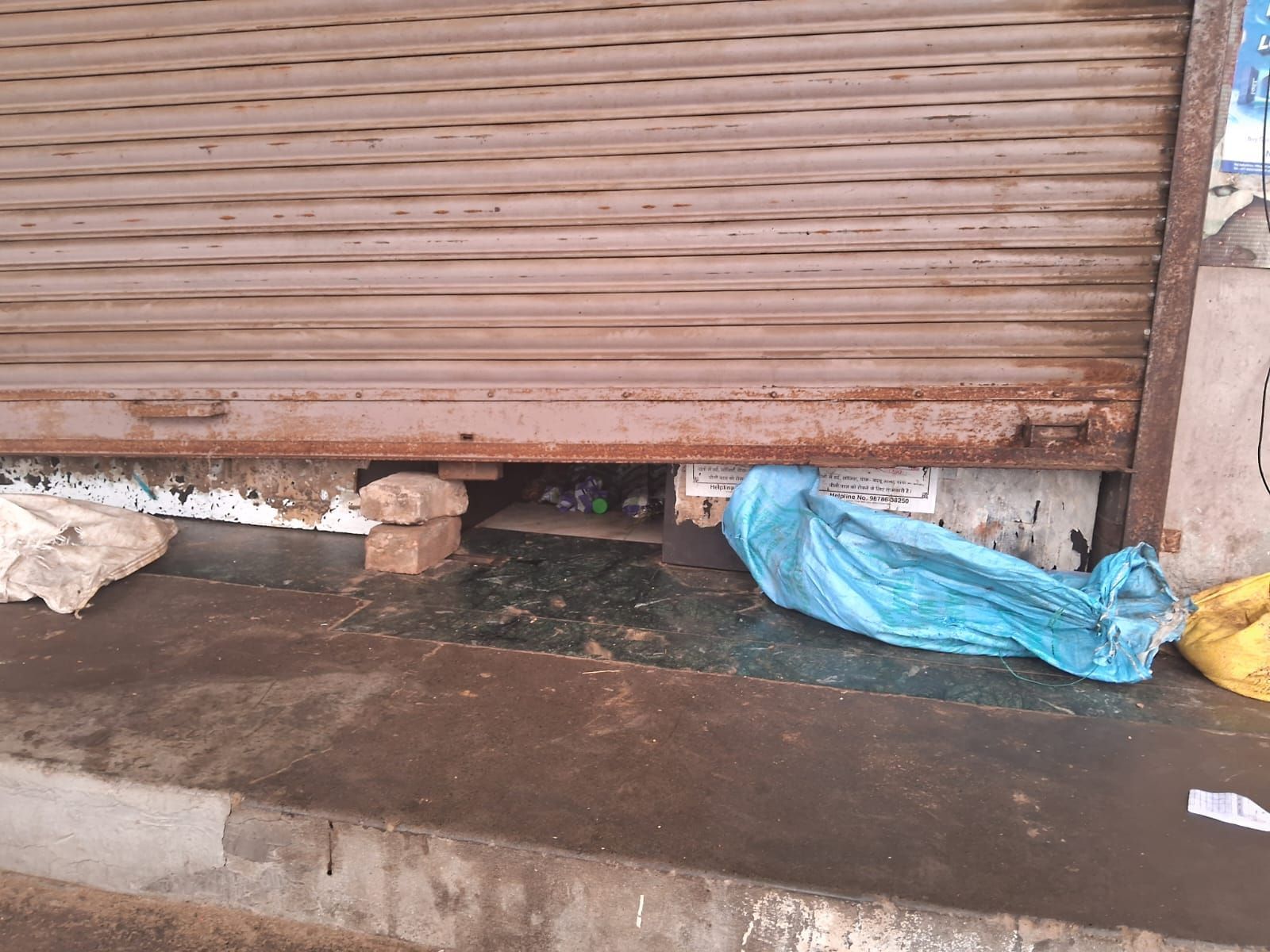 10जेएनडी10-पिछले दिनों शैटरिंग की दुकान में चोरी करने का आरोपी सीसीटीवी कैमरे में कै द। स्रोत द