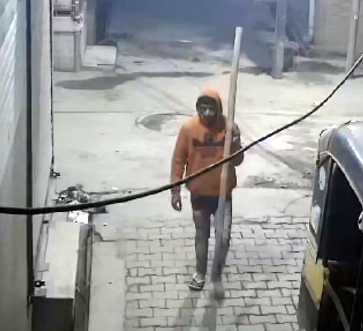 10जेएनडी10-पिछले दिनों शैटरिंग की दुकान में चोरी करने का आरोपी सीसीटीवी कैमरे में कै द। स्रोत द