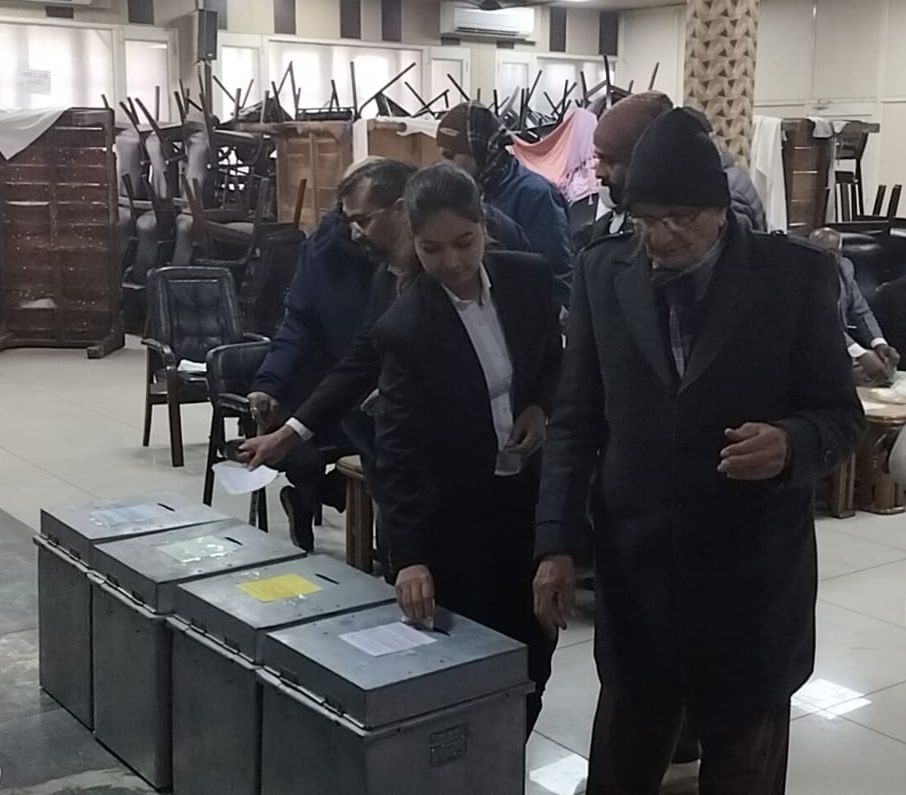 10जेएनडी29: चुनाव जीतने के बाद प्रधान समेत अन्य पदाधिकारी खुशी मनाते हुए। अधिवक्ता