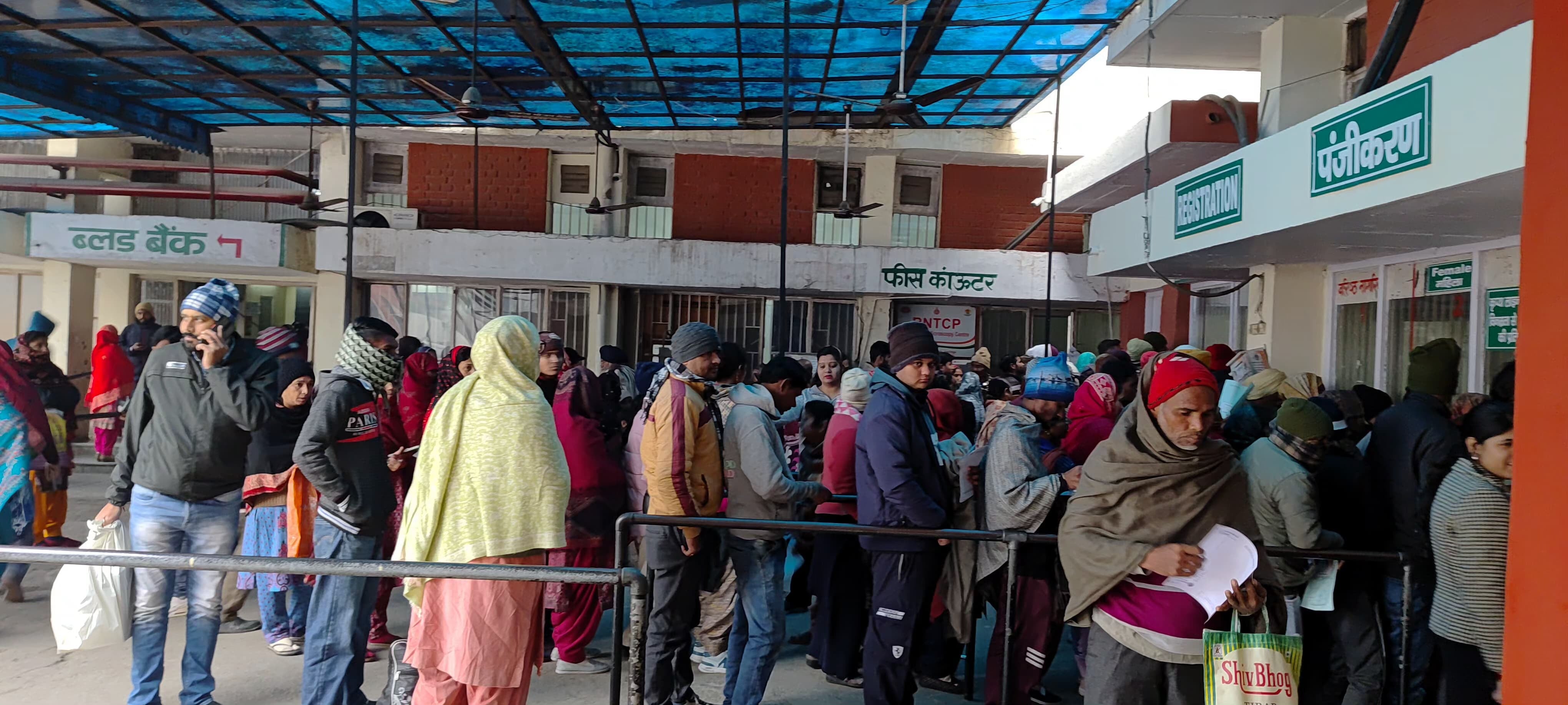 अपनी बारी का इंतजार करते हुए मरीज। संवाद