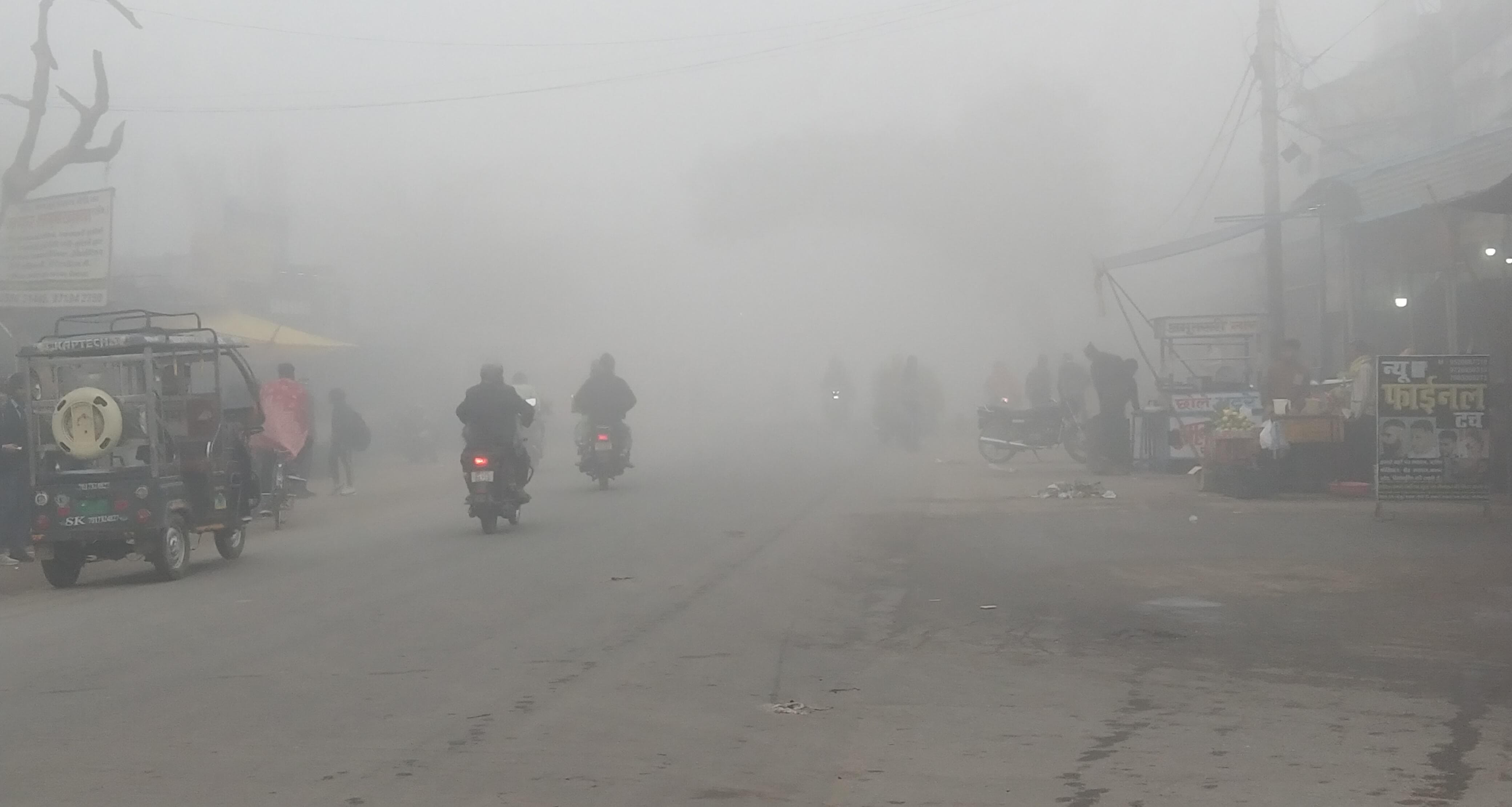 जहांगीराबाद रोड पर कोहरे के बीच स्कूल जाती छात्राएं। संवाद