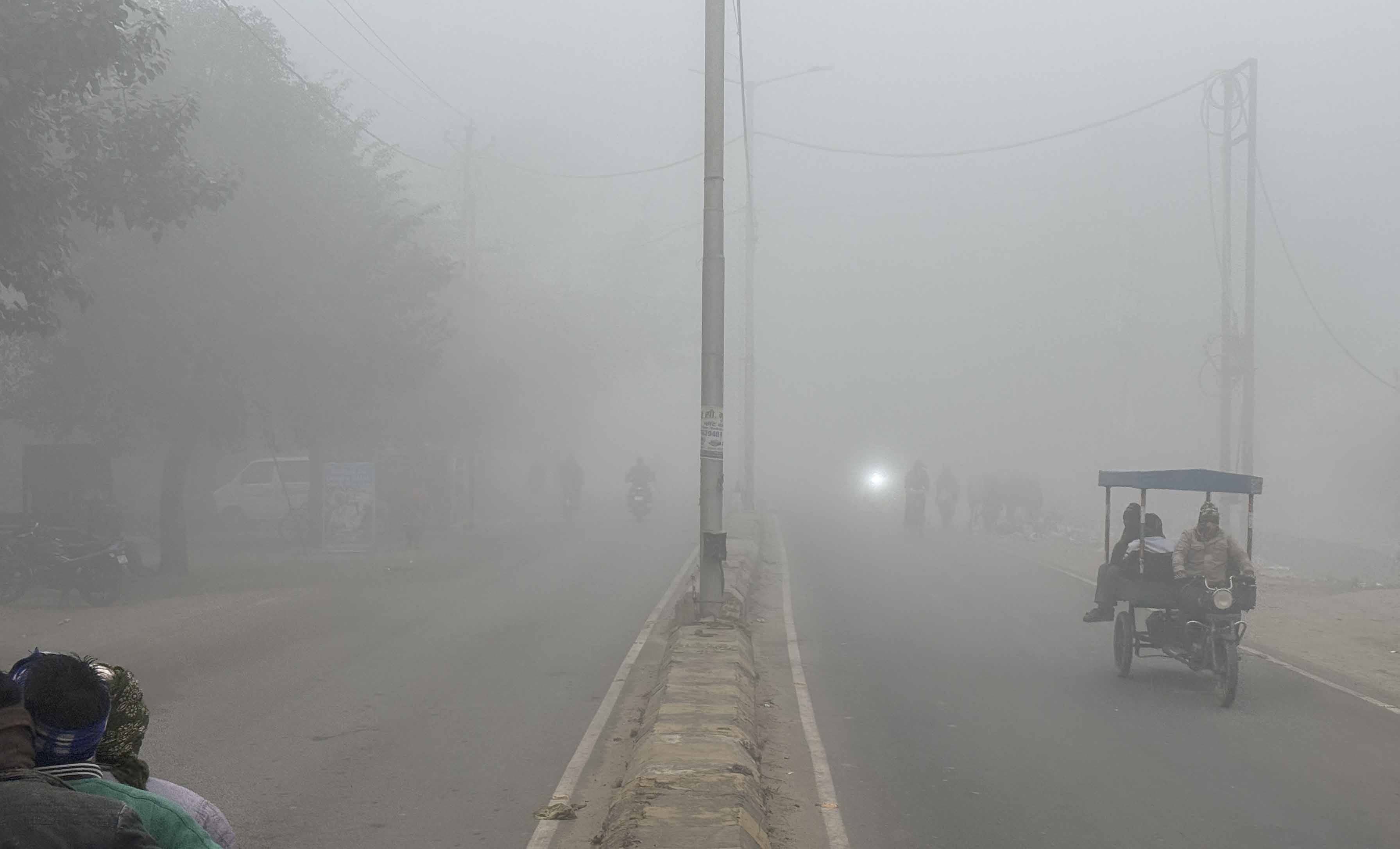 जहांगीराबाद रोड पर कोहरे के बीच स्कूल जाती छात्राएं। संवाद