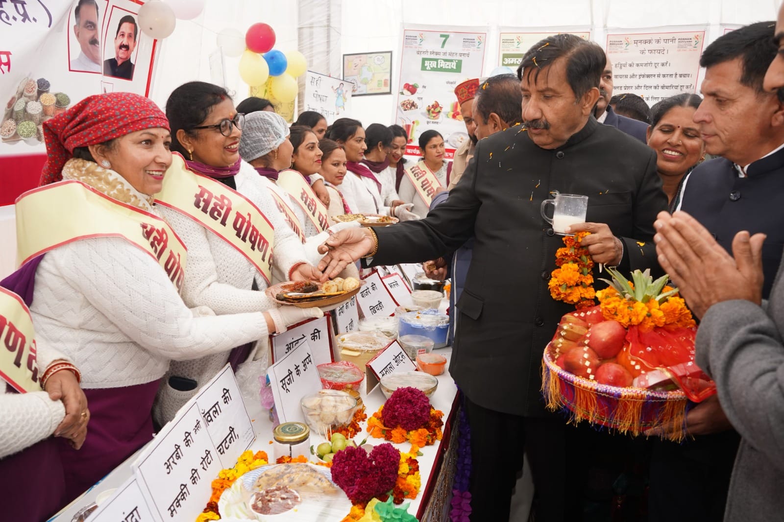 कांगड़ मैदान में गिद्दा की प्रस्तुति देती युवतियां। स्रोत डीपीआरओ