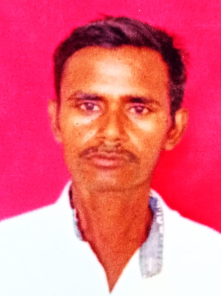 कलान में मृतक तांगा चालक राजाराम के घर बैठे शोकाकुल घरवाले और पड़ोस की महिलाएं। संवाद कलान में मृतक तांगा चालक राजाराम के घर बैठे शोकाकुल घरवाले और पड़ोस की महिलाएं। संवाद