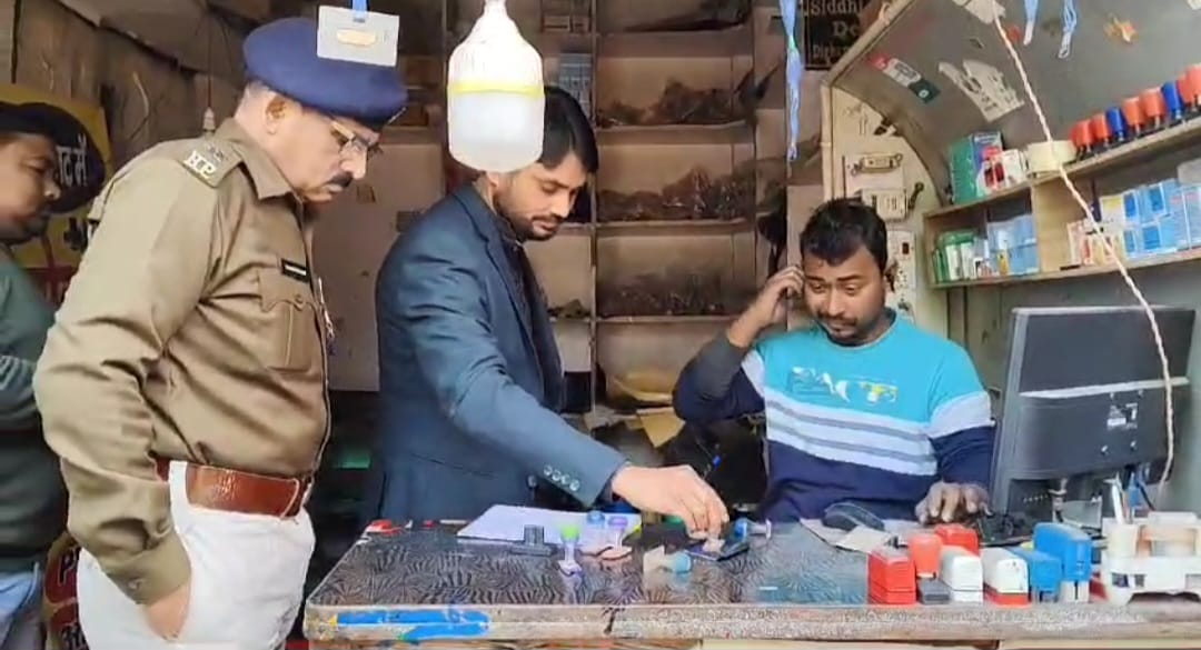 मोहरों की दुकान पर रेड मोहरों की दुकान पर रेड