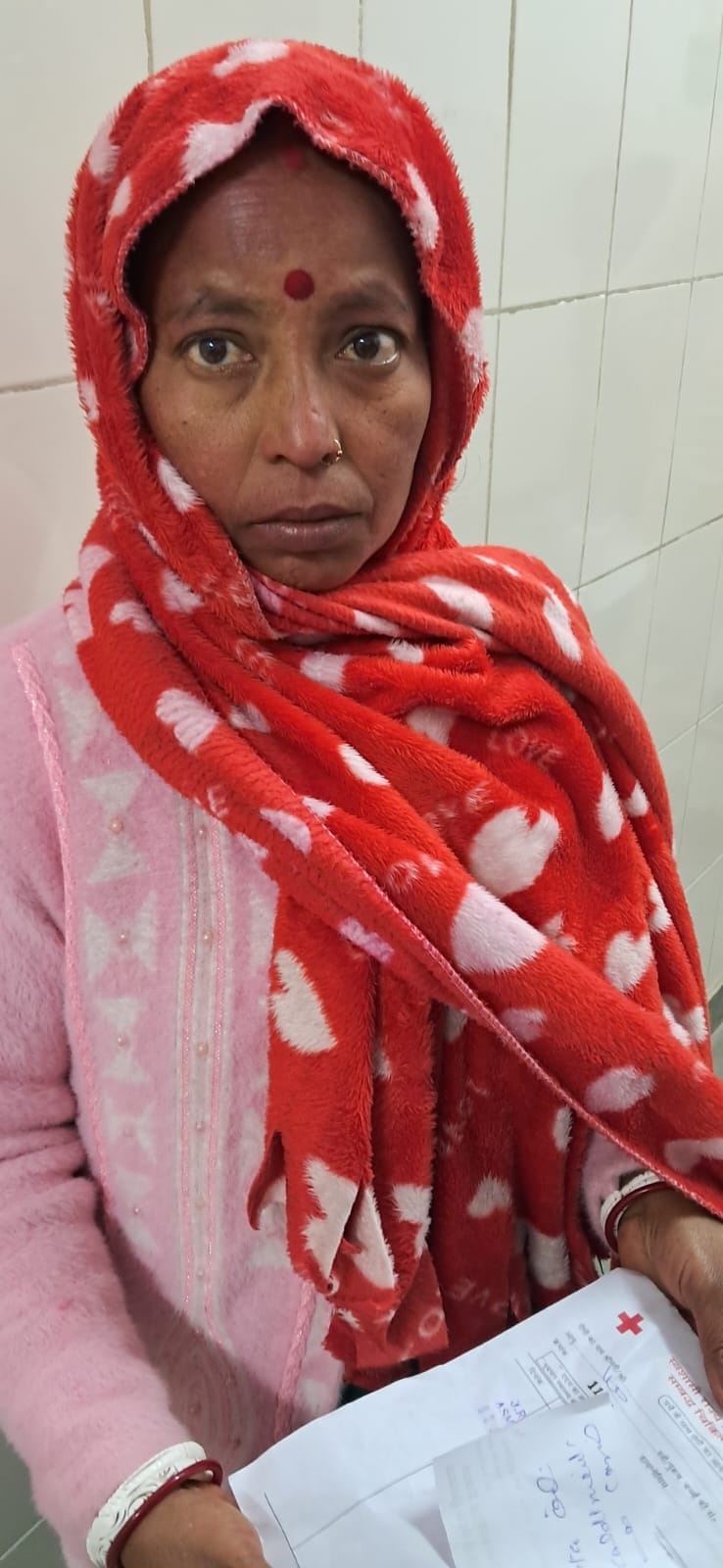 पीलीभीत के जिला चिकित्सालय में मरीज देखते चिकित्सक।संवाद पीलीभीत के जिला चिकित्सालय में मरीज देखते चिकित्सक।संवाद