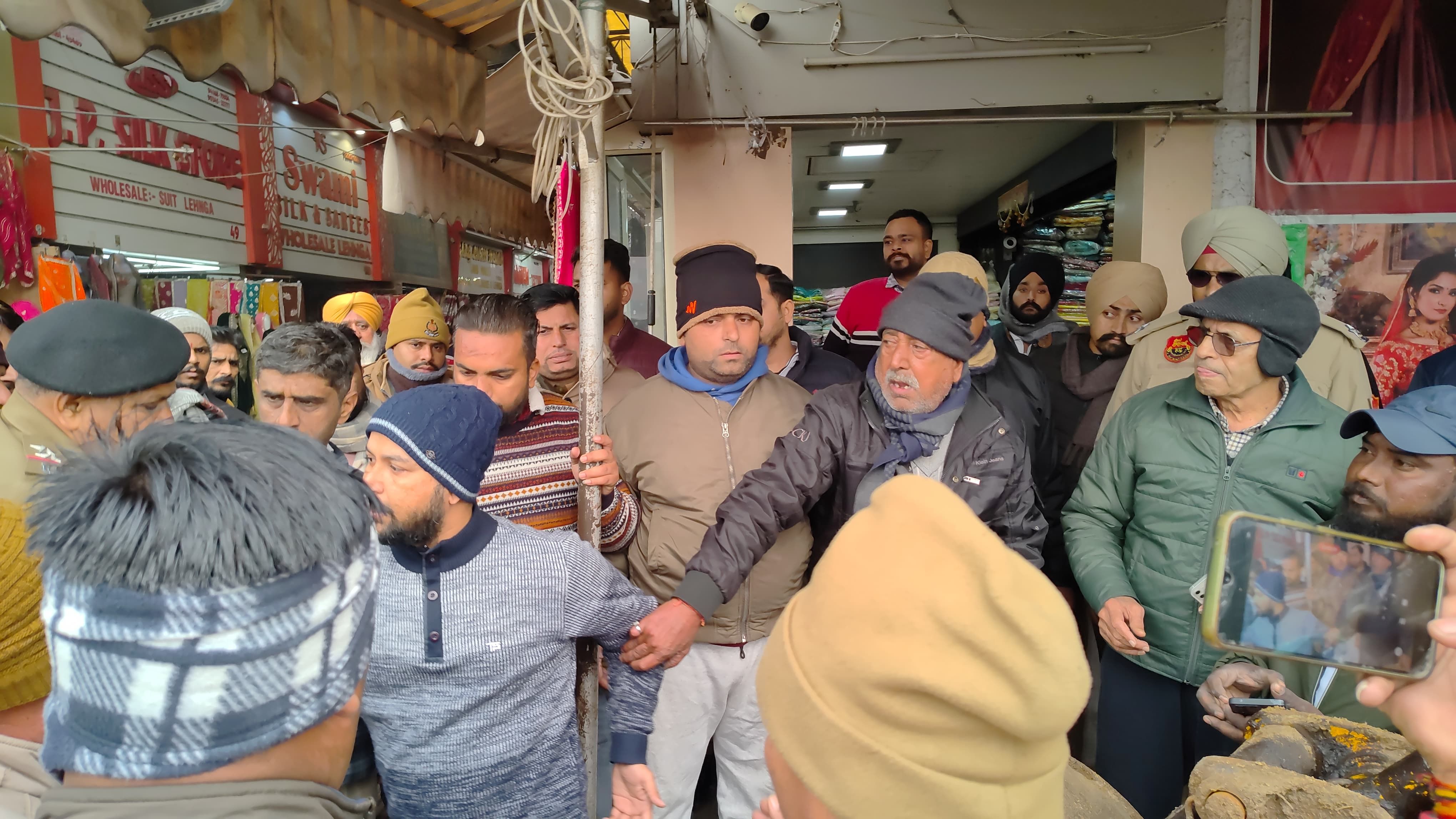 शहर के बस स्टैंड के सामने आदर्श मार्केट में अतिक्रमण हटाते हुए निगम कर्मचारी। संवाद