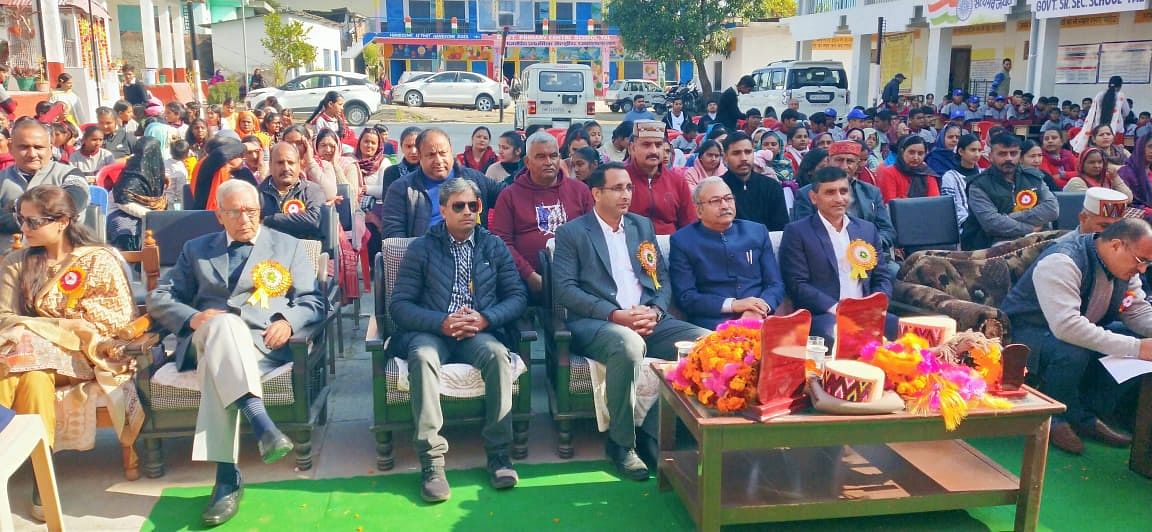 ताल स्कूल में वार्षिक समारोह के दौरान विद्यार्थियों को साइकिल बांटते मुख्यमंत्री के राजनीतिक सल