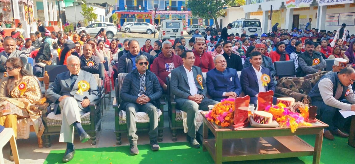 ताल स्कूल में वार्षिक समारोह के दौरान विद्यार्थियों को साइकिल बांटते मुख्यमंत्री के राजनीतिक सल ताल स्कूल में वार्षिक समारोह के दौरान विद्यार्थियों को साइकिल बांटते मुख्यमंत्री के राजनीतिक सल