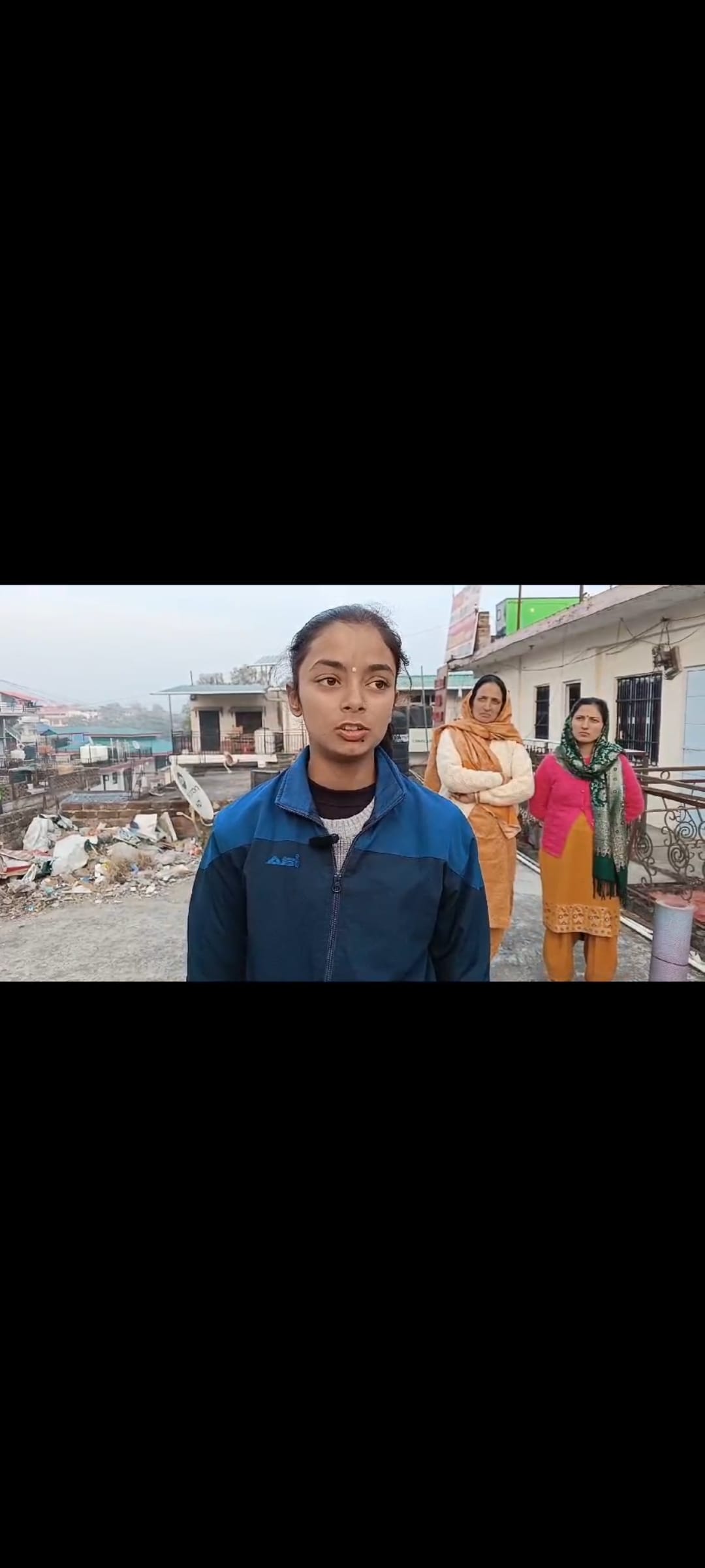 दिल्ली से हमीरपुर आ रही छात्रा खिलाड़ी और अध्यापक का काटा गया बस टिकट। संवाद