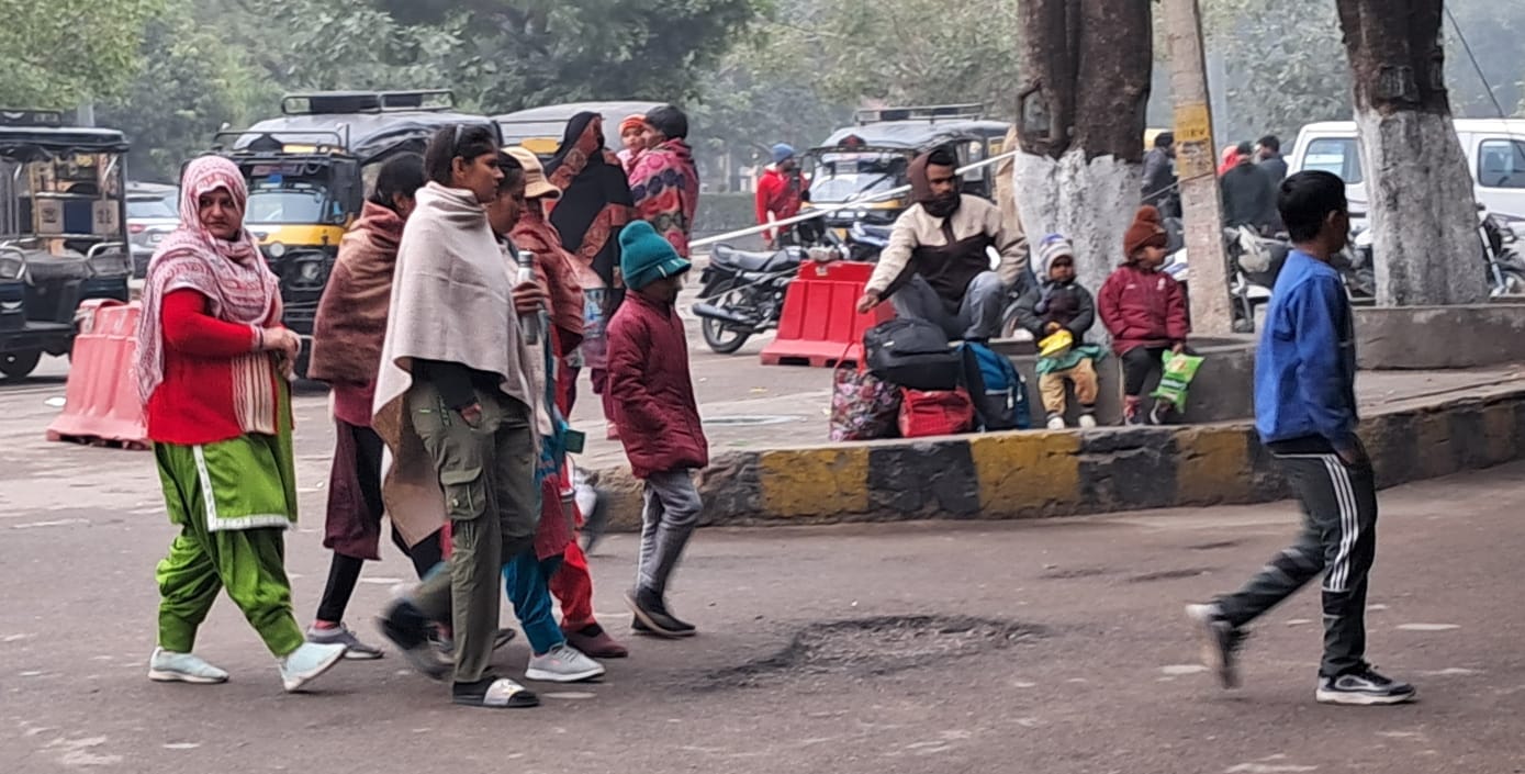 12सीटीके02..पीजीआई परिसर में जबरदस्त ठंड में ठिठुरते तीमारदार। स्रोत : अमर उजाला