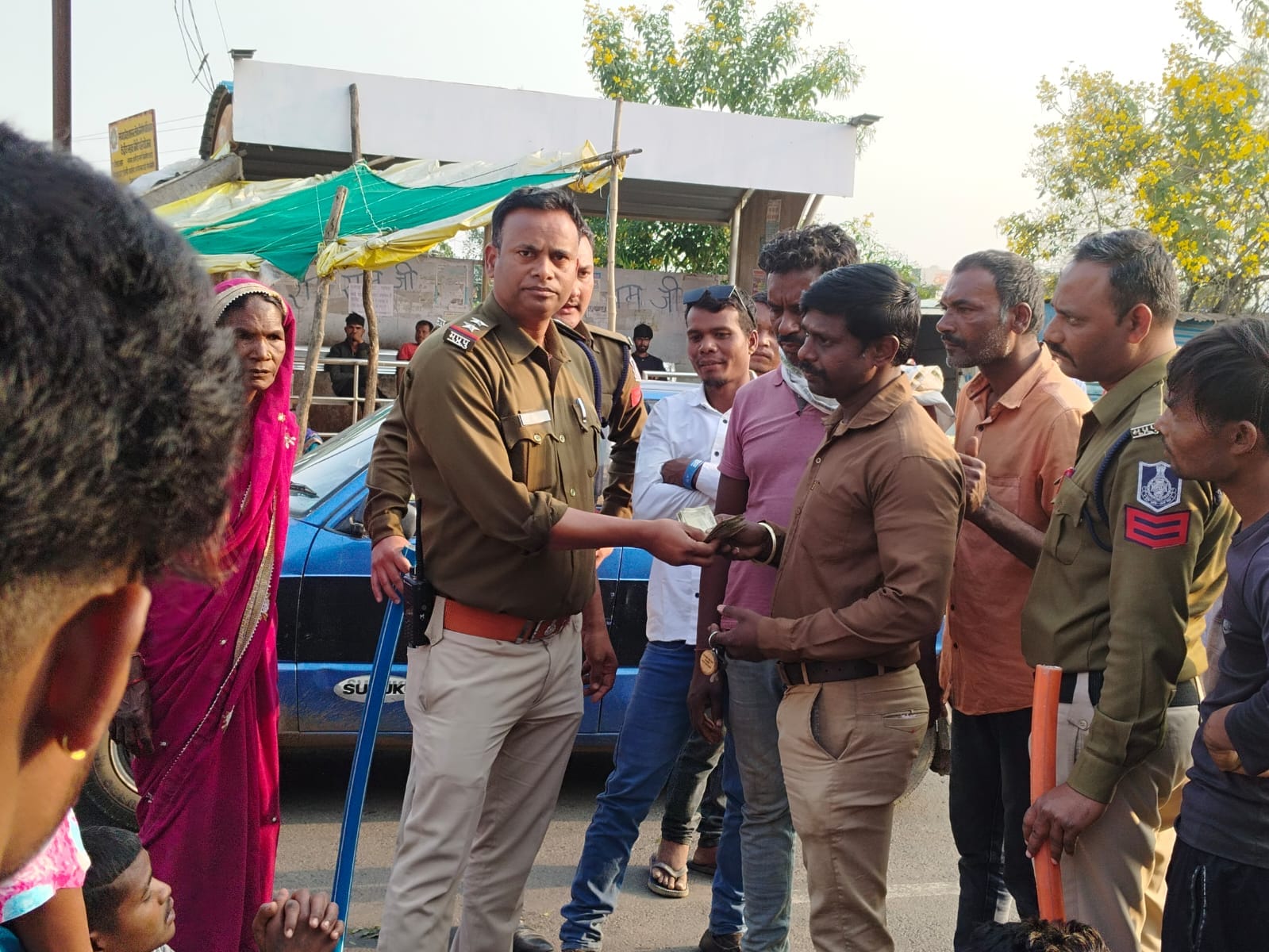 चौकी प्रभारी ने दी सहायता राशि