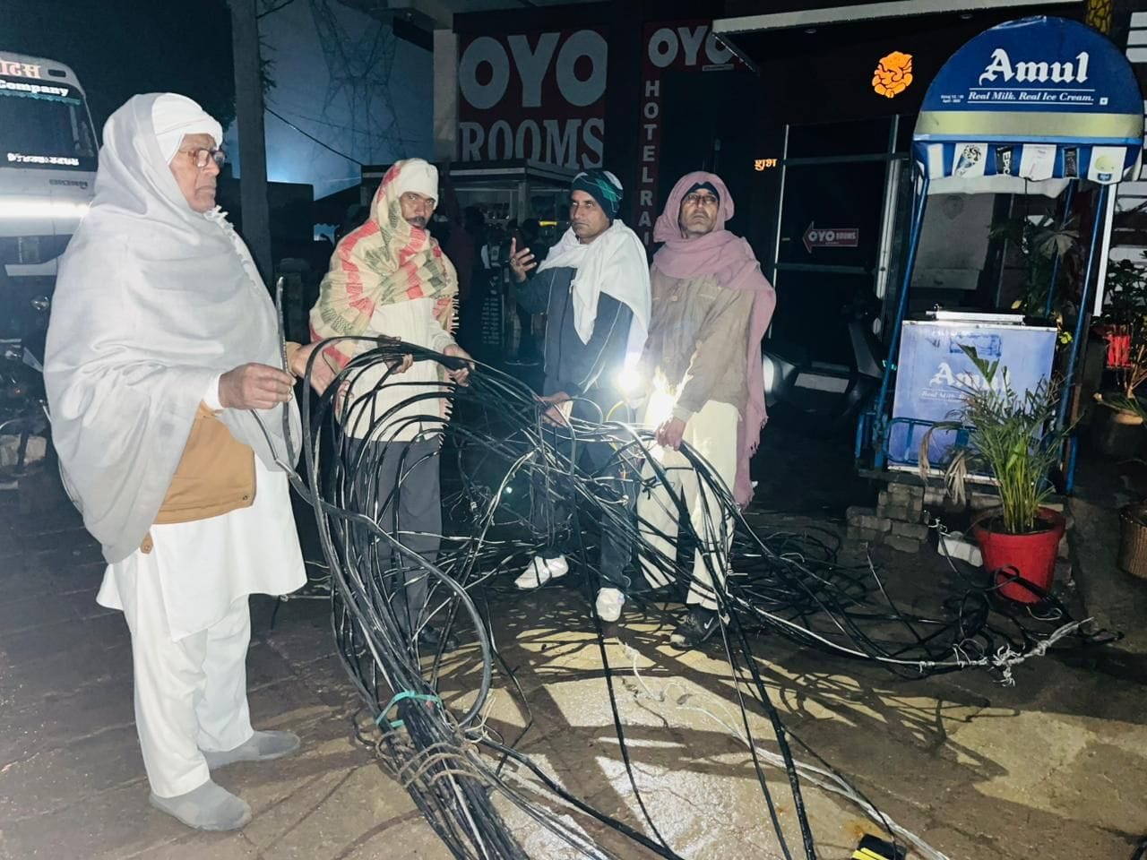 फोटो संख्या:74- कुराहवटा रोड पर जाम लगाते कॉलोनीवासी--संवाद