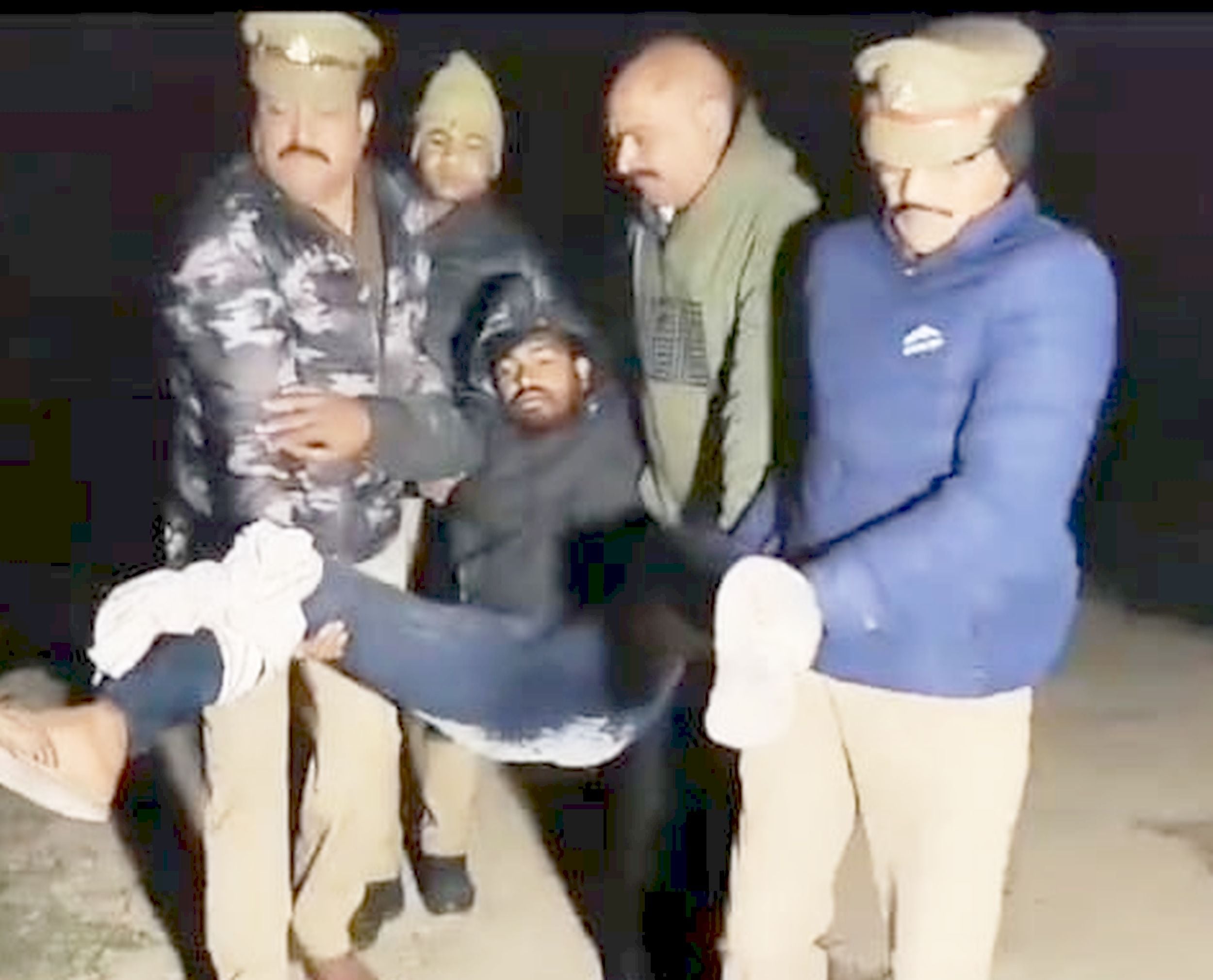 गोली लगने से घायल गोलू उर्फ राजकुमार को लेकर जाती पुलिस। 