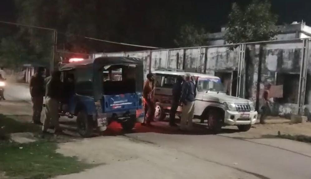 हत्या के बाद जला रहे थे महिला की लाश