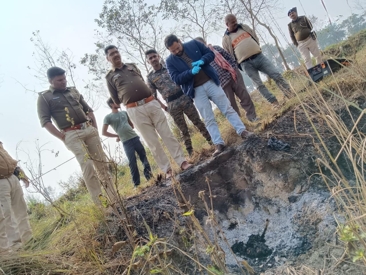 हत्या के बाद जला रहे थे महिला की लाश