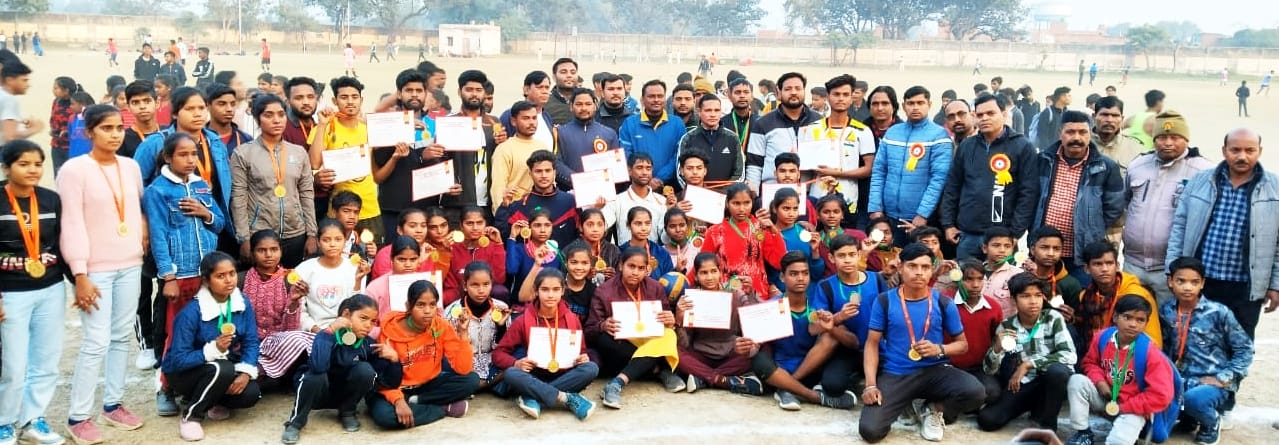 हथौड़ा स्थित शहीद जदुनाथ सिंह स्टेडियम में आयोजित खंड स्तरीय प्रतियोगिता में प्रतिभाग करते बच्